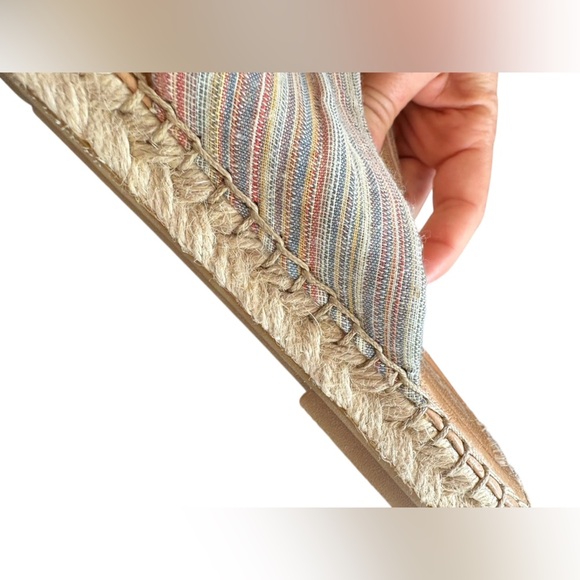 Born Espadrilles Sandals Women's 10M
Pretty soft neutral striped canvas comfort - Picture 5 of 10